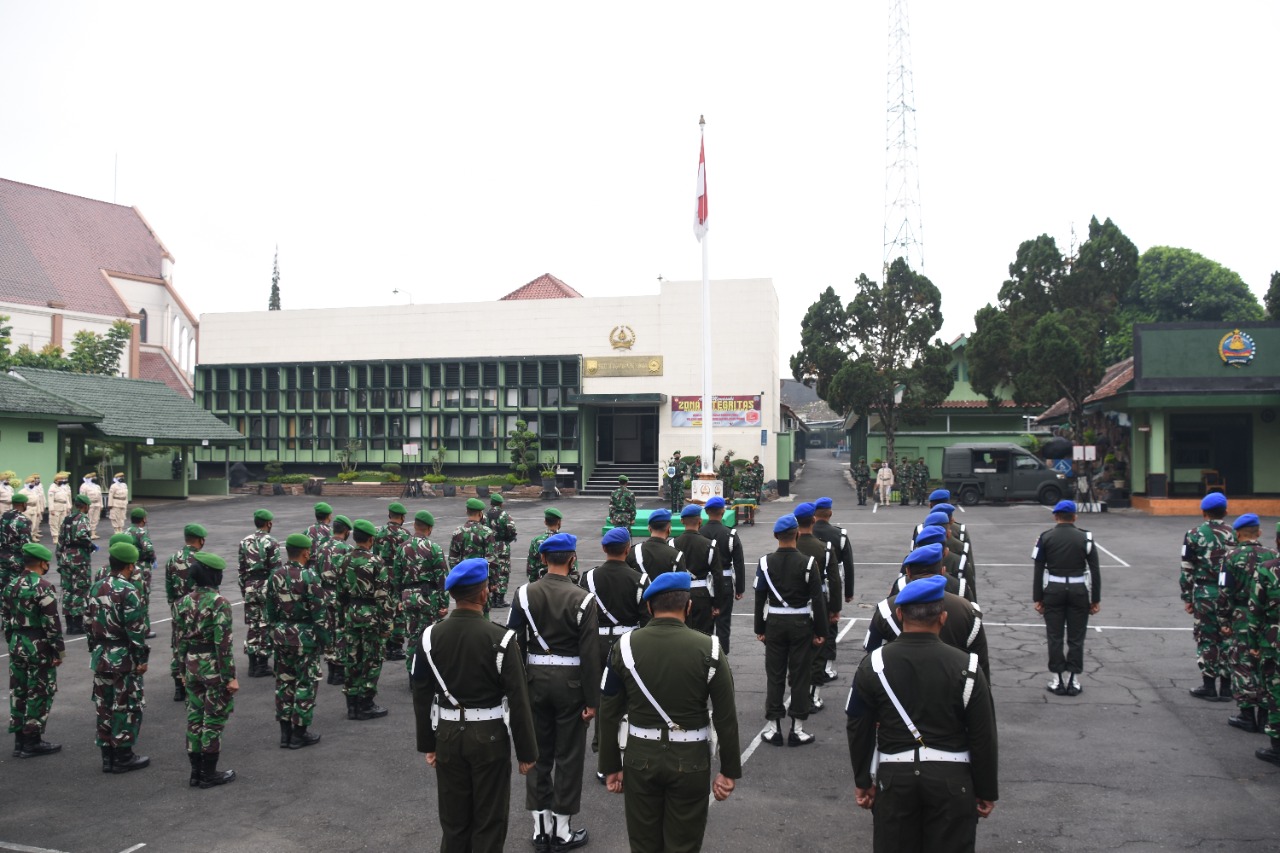Tumbuhkan Jiwa Kedisiplinan, Prajurit Dan PNS Korem 073/Makutarama Upacara Bendera 